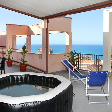 Attico Vista Mare Con Terrazza E Spa Riscaldata سانتو ستيفانو دي كاماسترا المظهر الخارجي الصورة