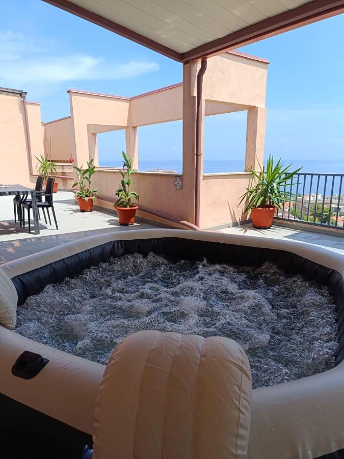 Attico Vista Mare Con Terrazza E Spa Riscaldata سانتو ستيفانو دي كاماسترا المظهر الخارجي الصورة