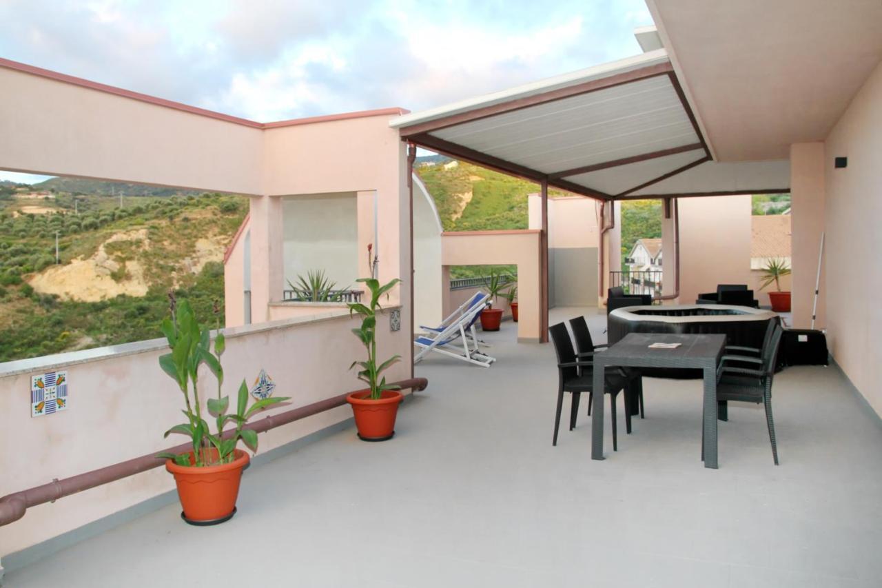 Attico Vista Mare Con Terrazza E Spa Riscaldata سانتو ستيفانو دي كاماسترا المظهر الخارجي الصورة