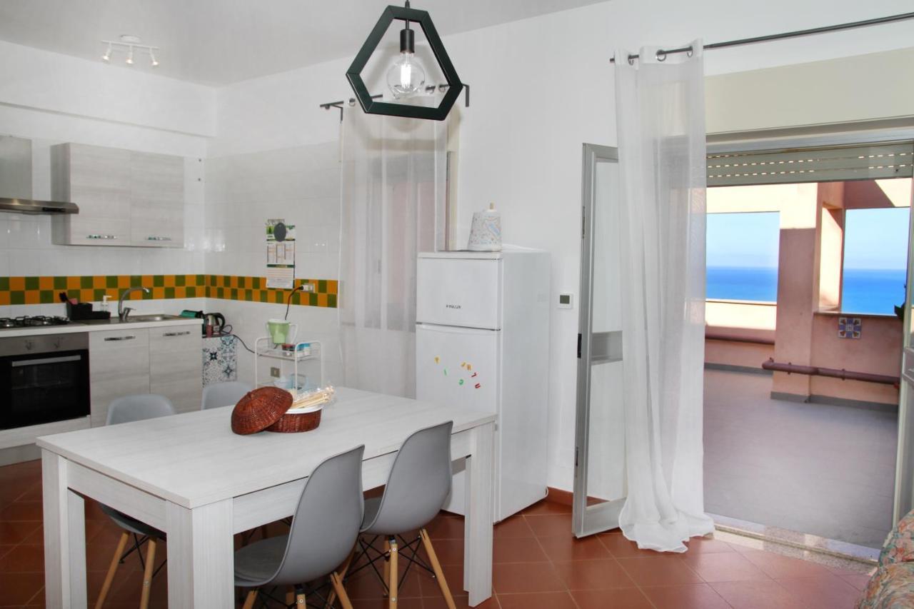 Attico Vista Mare Con Terrazza E Spa Riscaldata سانتو ستيفانو دي كاماسترا المظهر الخارجي الصورة