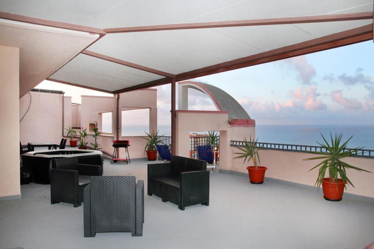 Attico Vista Mare Con Terrazza E Spa Riscaldata سانتو ستيفانو دي كاماسترا المظهر الخارجي الصورة