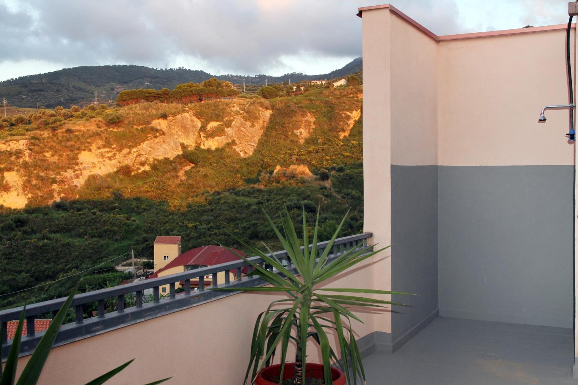 Attico Vista Mare Con Terrazza E Spa Riscaldata سانتو ستيفانو دي كاماسترا المظهر الخارجي الصورة
