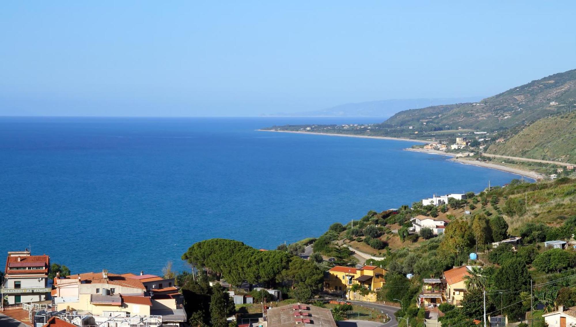 Attico Vista Mare Con Terrazza E Spa Riscaldata سانتو ستيفانو دي كاماسترا المظهر الخارجي الصورة