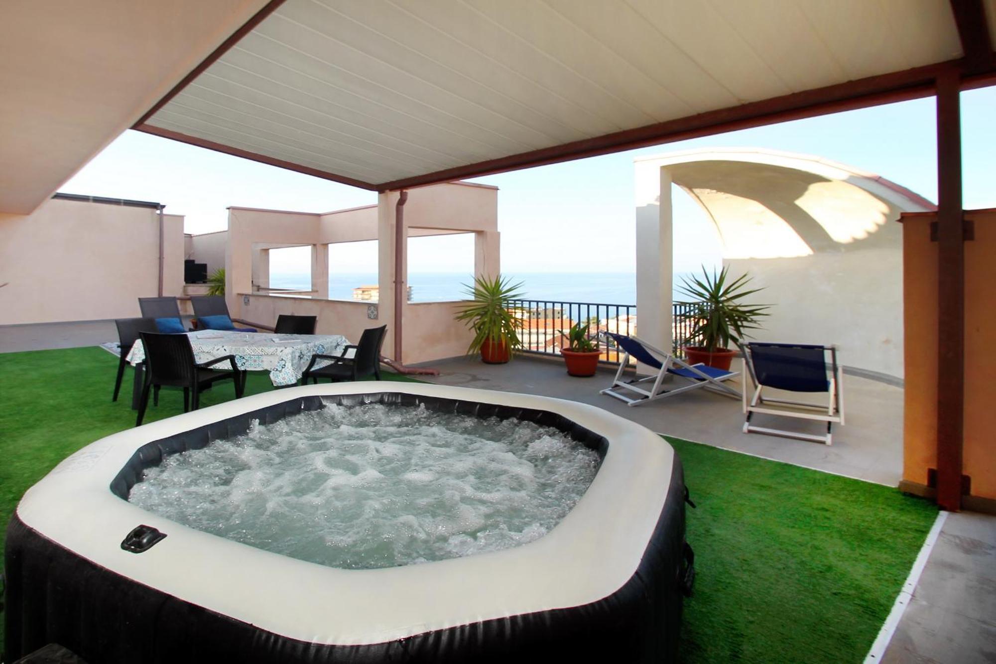Attico Vista Mare Con Terrazza E Spa Riscaldata سانتو ستيفانو دي كاماسترا المظهر الخارجي الصورة