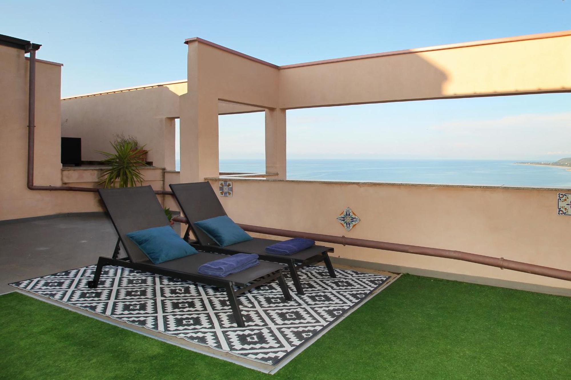 Attico Vista Mare Con Terrazza E Spa Riscaldata سانتو ستيفانو دي كاماسترا المظهر الخارجي الصورة